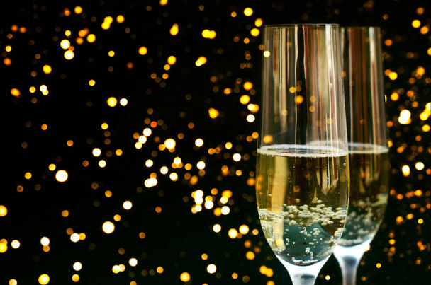 Dos copas de champán con hermoso bokeh de luces ardientes
. . - Foto, Imagen
