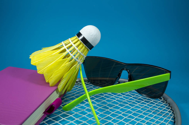 Barevný raketoplán badminton s brýlemi - Fotografie, Obrázek