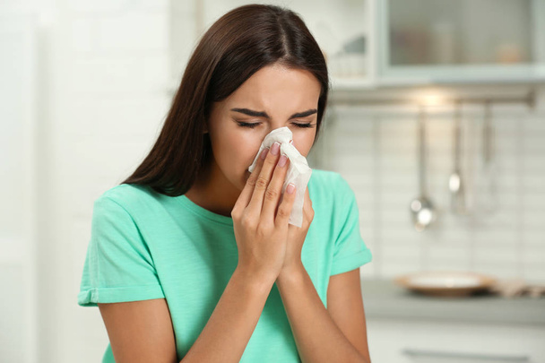 Jeune femme souffrant d'allergie dans la cuisine
 - Photo, image