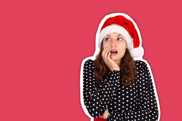 Портрет привабливої вдумливої жінки. емоційна дівчина в різдвяній капелюсі Санта Клауса Журнал колаж з модним кольоровим фоном
 - Фото, зображення