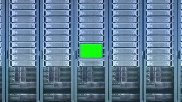 Ordenador portátil con pantalla verde en la sala de servidores
  - Metraje, vídeo