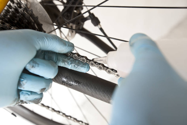The mechanic is fixing the road bicycle in his workshop - Фото, зображення