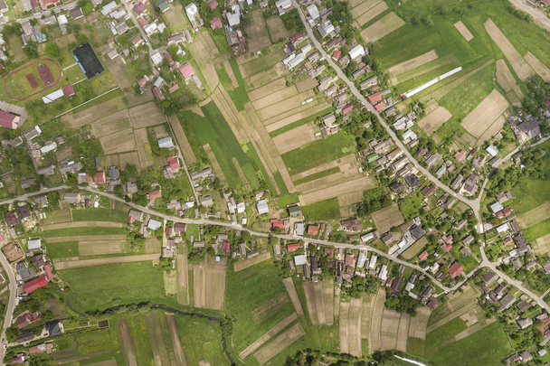 Vue aérienne du haut vers le bas de la ville ou du village avec des rangées de bâtiments a
 - Photo, image