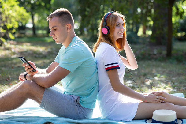 Genç genç çift yaz parkında açık havada eğleniyor. Kız wi - Fotoğraf, Görsel