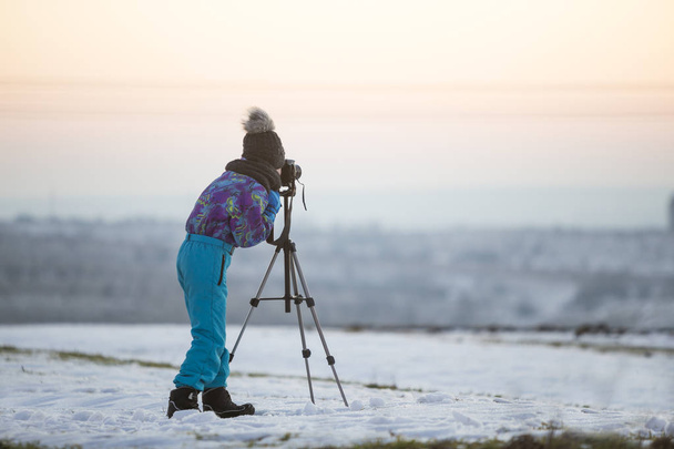 Niño niño tomando fotos al aire libre en invierno con cámara fotográfica en
 - Foto, Imagen