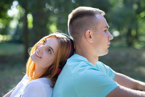 Молода пара підлітків разом на відкритому повітрі в літньому парку. Дівчина з
 - Фото, зображення