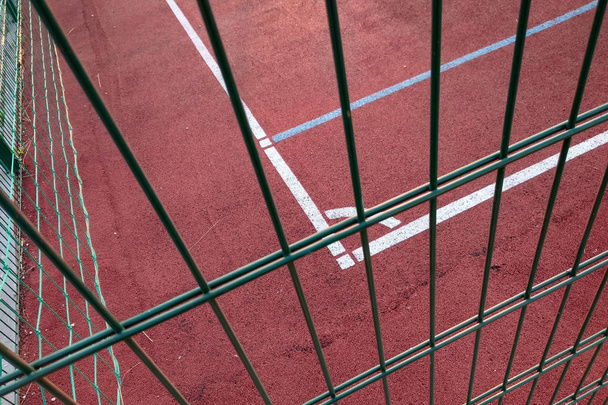 Gros plan des lignes de marquage blanc du terrain de basket-ball extérieur fenc
 - Photo, image