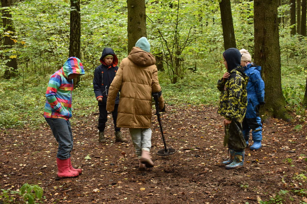 Um grupo de crianças caminha na floresta de outono
 - Foto, Imagem