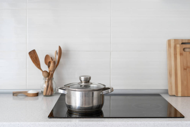 Кухня со встроенной керамической индукционной плитой
 - Фото, изображение
