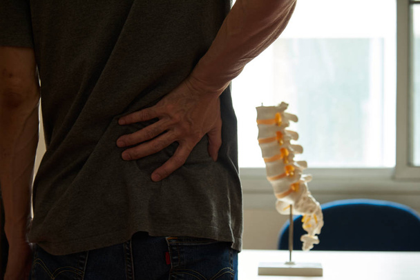 Έννοια του ασθενούς με χαμηλό πόνο στην πλάτη που επισκέπτεται τον γιατρό - Φωτογραφία, εικόνα