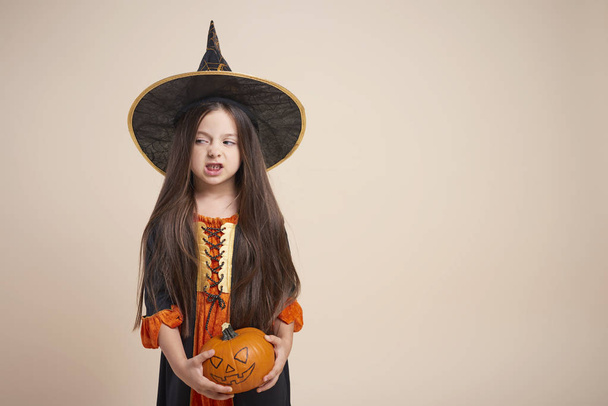 Piccola strega con zucca di Halloween
  - Foto, immagini