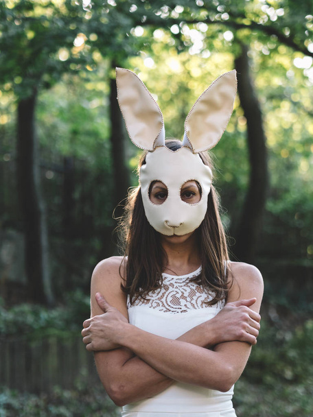 Conejo frente a mujer en el bosque
 - Foto, Imagen