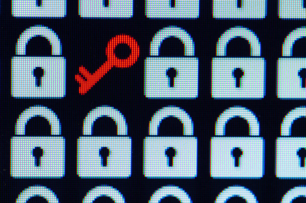 公開された個人情報へのアクセスまたはハッキングのシンボルとしての鍵。ユニバーサルアクセスパスワード。白いピクセルがロックされ、黒い背景の赤いキーが閉じられます。 - 写真・画像