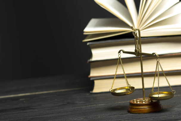 Концепция права - Книга открытого права с деревянными судьями молотком на столе в зале суда или в офисе правоохранительных органов
 - Фото, изображение