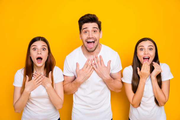 Close up photo of impressed youth screaming wow omg wearing white t-shirt isolated over yellow background - Foto, Bild