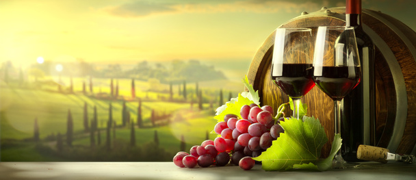 Jesienne tło wina; winorośl, czerwone butelki wina, wino - Zdjęcie, obraz