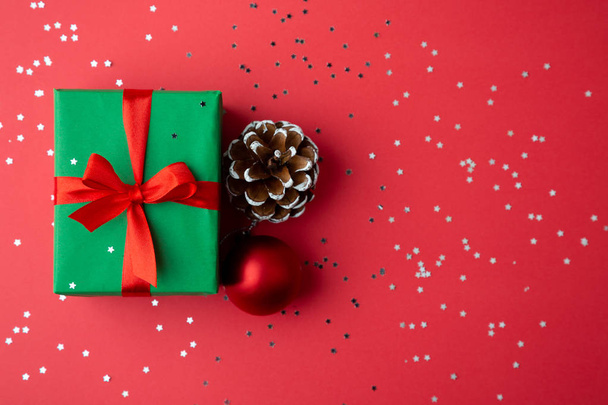 Christmas present on a red background - Foto, Imagen