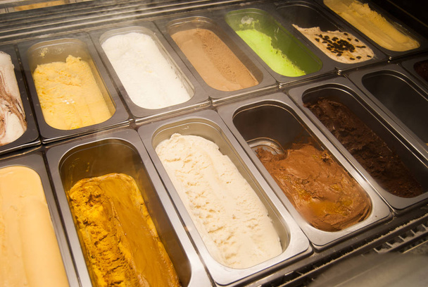Una vitrina refrigerada con helados
 - Foto, imagen