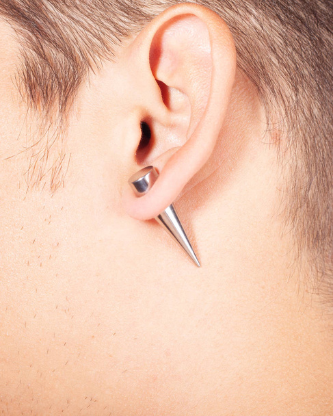 oor piercing tunnel uitbreiding close-up - Foto, afbeelding