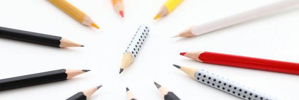 Короткий звичайний пеньок з олівцем в оточенні хлопців повної довжини на білому тлі
 - Фото, зображення
