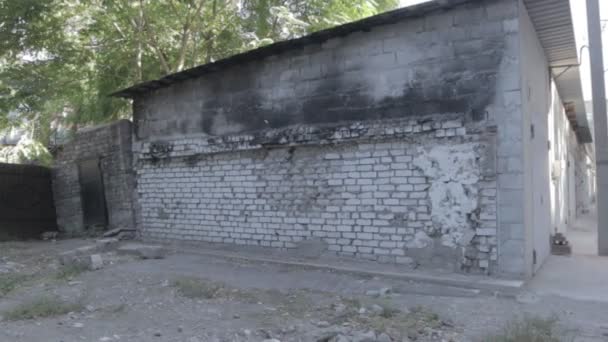 old destroyed buildings. poor neighborhoods of the city. - Video, Çekim