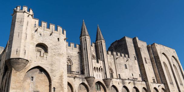 Avignon Ansicht des Papstpalastes in blauem Himmel Web-Banner Vorlage - Foto, Bild