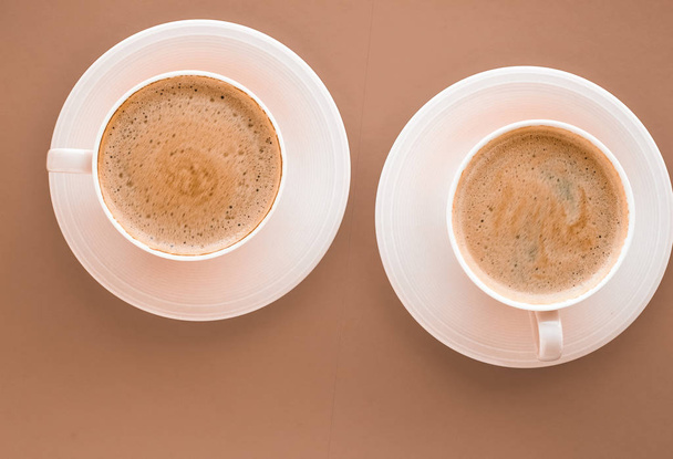 Xícara de café quente como bebida de café da manhã, copos flatlay em bege de volta
 - Foto, Imagem