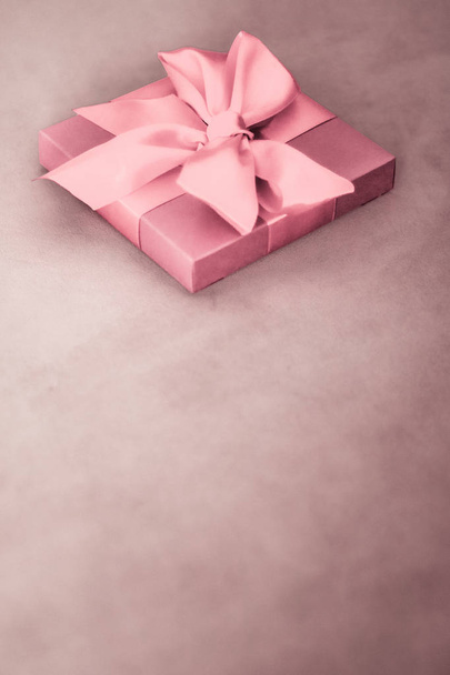 Vintage luxury holiday blush pink gift box with silk ribbon and  - Foto, Imagem