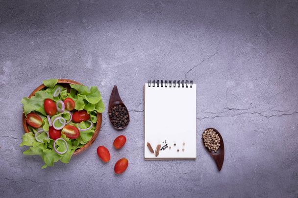 Овощной салат в деревянной миске с нотной бумагой на столе в t
 - Фото, изображение