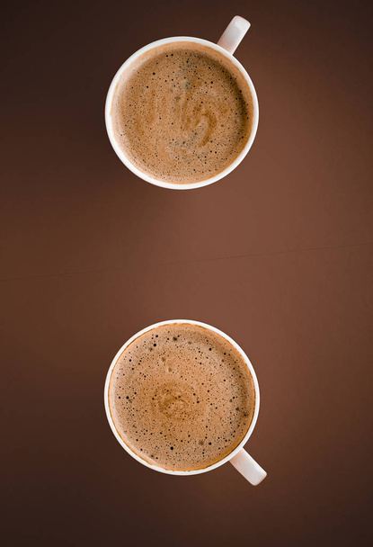 Copa de café caliente como bebida de desayuno, tazas planas en la espalda marrón
 - Foto, imagen