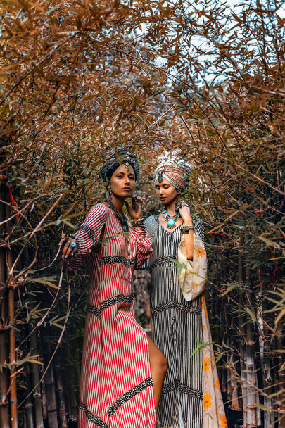 δύο όμορφη κομψή γυναίκα φορώντας τουρμπάνι σε εξωτερικούς χώρους - Φωτογραφία, εικόνα