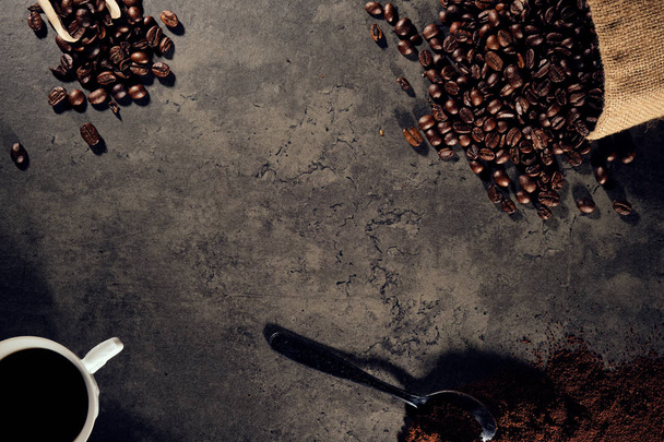 Koffie en bonen Arabica 100% koffie geroosterde achtergrond - Foto, afbeelding