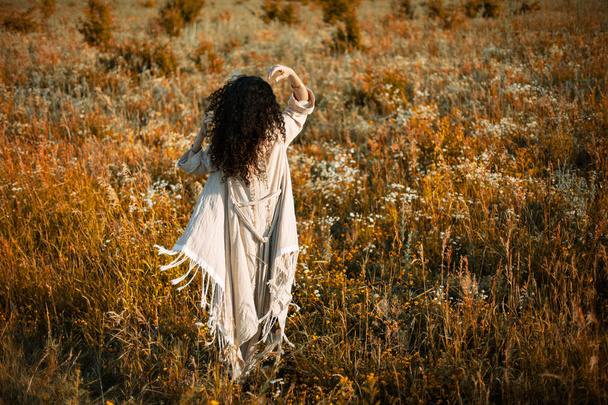 kaunis nuori nainen pellolla auringonlaskun aikaan
 - Valokuva, kuva
