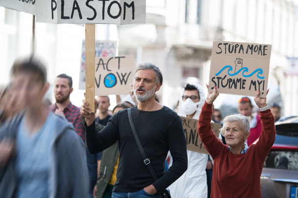 Osoby posiadające tablice i plakaty na temat globalnego strajku na rzecz zmian klimatycznych. - Zdjęcie, obraz