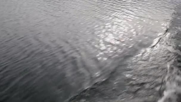 Fast moving lake surface. Wavy water near boat. Nature background, slow motion - Séquence, vidéo