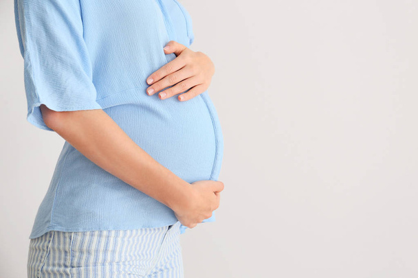 Szép terhes nő a világos háttér, Vértes - Fotó, kép