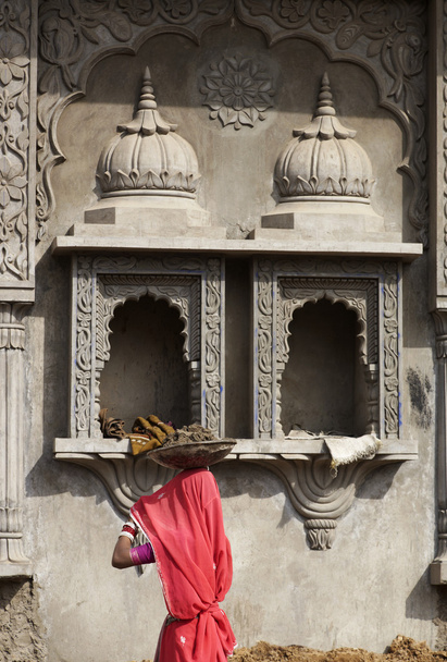 Mulher indiana vestindo um sari andando
 - Foto, Imagem