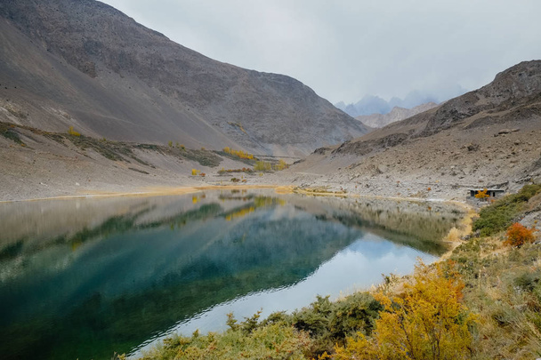 Prachtig landschap van reflectie in het water van Karakoram  - Foto, afbeelding