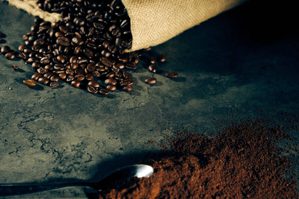 Kahvi ja pavut Arabica 100% kahvi paahdettu tausta
 - Valokuva, kuva