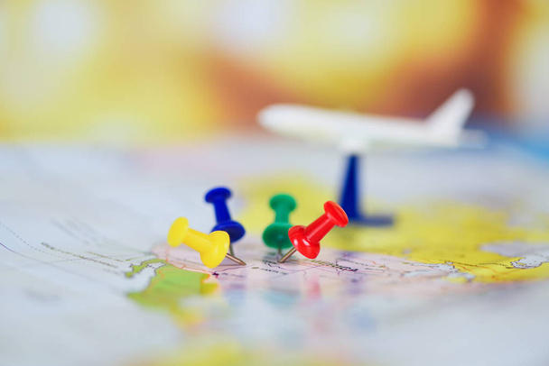 Planificación de viajes con puntos de destino del avión en un mapa pin /
  - Foto, Imagen