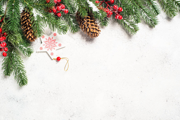Weihnachten Hintergrund mit Tanne und Dekorationen auf weißem Bac - Foto, Bild
