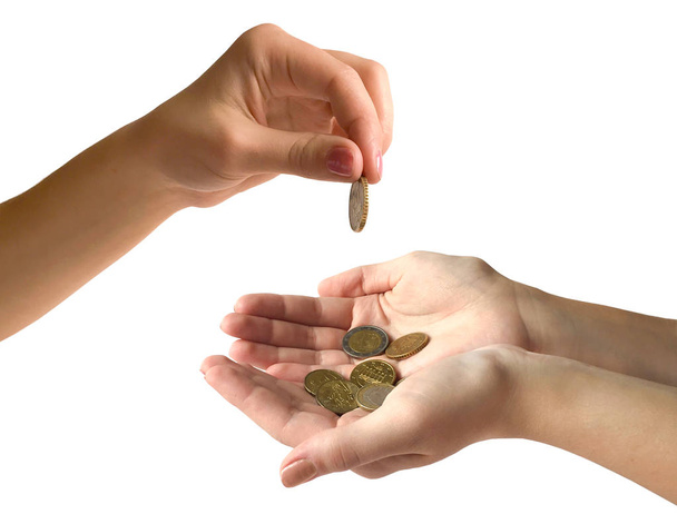 Vista recortada de uma mão dando uma moeda a outra pessoa
 - Foto, Imagem