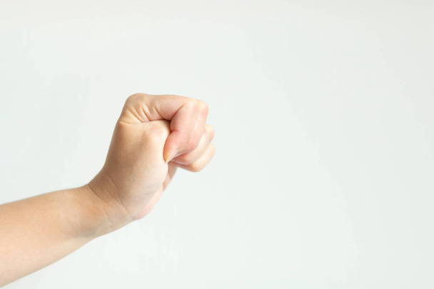 Nahaufnahme einer Hand, die Handfläche und Finger zusammendrückt, um Muskeln zu massieren und zu entspannen. - Foto, Bild