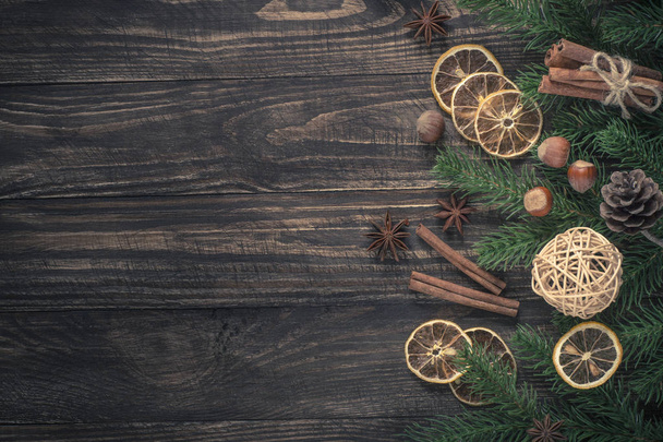 Χριστούγεννα τροφίμων φόντο με μπαχαρικά και ξηρούς καρπούς σε σκούρα ξύλινα ta - Φωτογραφία, εικόνα