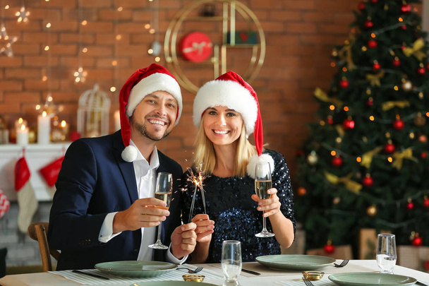 Happy couple celebrating Christmas at home - Foto, Imagen