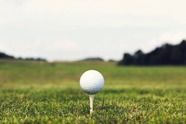 Teeing met Golf Club en golfbal stockfoto - Foto, afbeelding