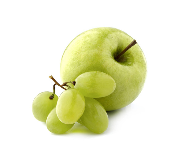 Зеленое яблоко с виноградом изолированы на белом фоне вырезки
 - Фото, изображение