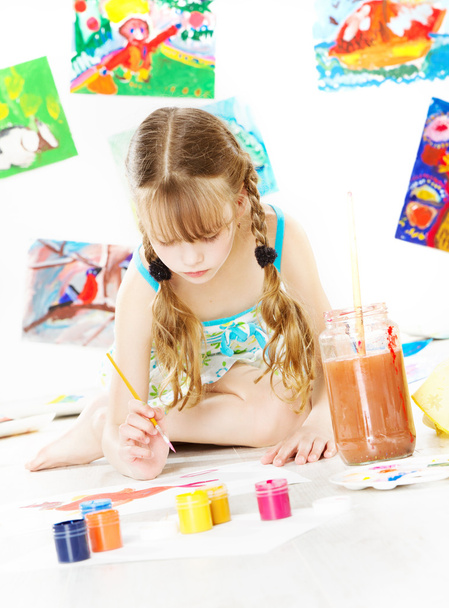 Luova lapsi piirustus harjalla gouache värejä
 - Valokuva, kuva