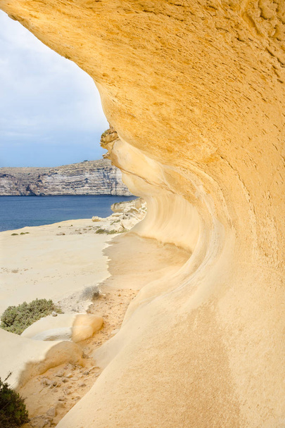 Песчаная волна с видом на море и скалы
 - Фото, изображение