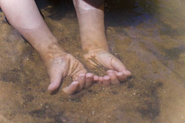 アジアの子供たちは、流れの水の中で裸足で遊ぶ、泥とsを再生 - 写真・画像